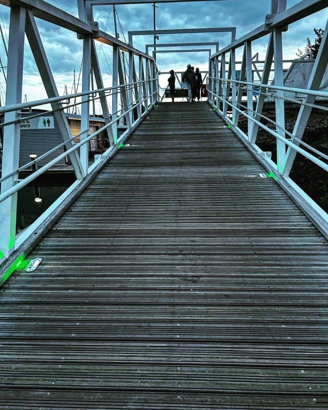 Zoek je een eenvoudige steigerverlichting met een robuuste uitstraling? De Combi LED is met zijn laag energieverbruik de meest gangbare steigerverlichting en is beschikbaar in diverse kleurencombinaties (wit-blauw / wit-wit / wit-groen). Zo kan iedereen goed de weg vinden…. Alle armaturen zijn vervaardigd in een hoge kwaliteit. Neem een kijkje op onze webshop: www.tecforrec.nl #jachthaven #verlichting #installatietechniek